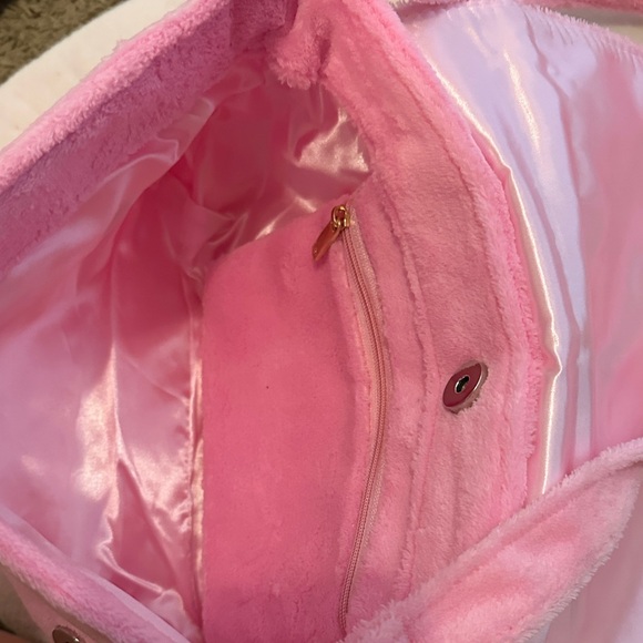 Chanel Precision Fuzzy Pink and White CC Logo
Crossbody Shoulder Bag New. - Picture 6 of 8